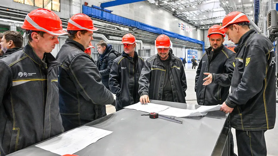 Опрос OMI показал, что переработки затрагивают более трети трудящихся: многие не получают полной компенсации. Власть увеличила годовой лимит сверхурочных до 240 часов — на фоне дефицита кадров в экономике.