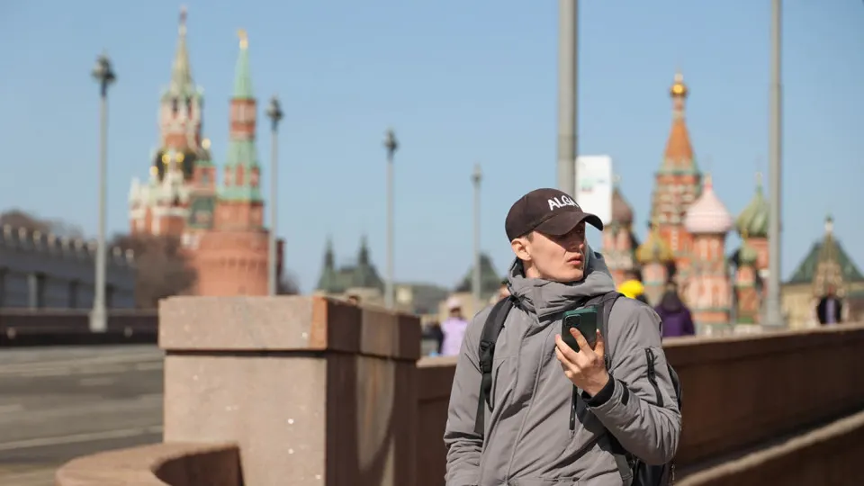 Правительство планирует информационную систему учёта IMEI: операторы будут обязаны передавать идентификаторы устройств и блокировать SIM‑карты на запрещённых или скомпрометированных телефонах. Ожидаемая дата вступления — 1 марта 2027 года.