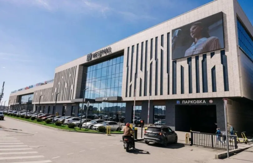 В отделении МФЦ в одном из торговых центров Краснодара мужчина привёл в действие взрывное устройство и напал на посетителей; на месте работают полиция и экстренные службы.