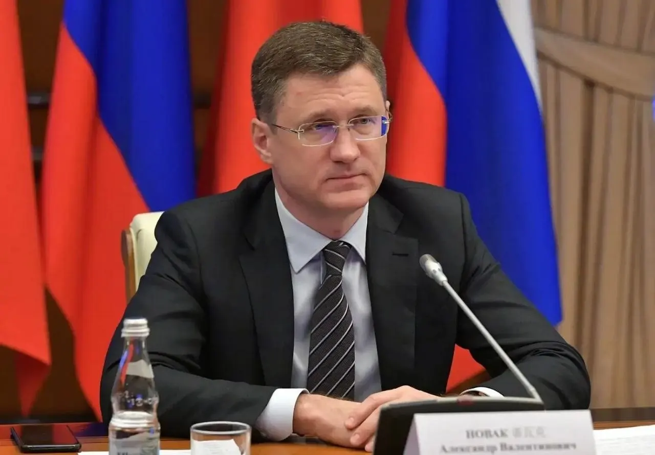 Вице‑премьер Александр Новак заявил, что в стране есть достаточные объёмы топлива. Ажиотаж искусственно увеличил спрос на 20–30%, власти корректируют логистику для обеспечения регионов.