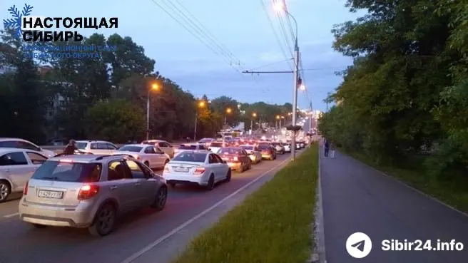 В Иркутске десятки тысяч водителей столкнулись с острым дефицитом топлива: очереди на заправках достигают нескольких километров, а люди проводят в них по 8–9 часов. Региональные власти просят помощи у федерального центра.