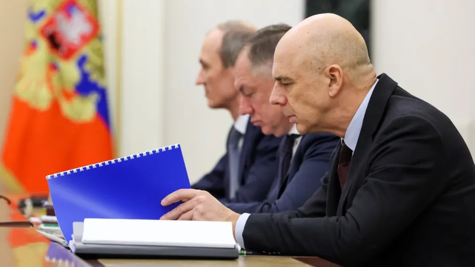 Индекс облигаций RGBI резко упал, доходности длинных ОФЗ выросли до рекордных за год 15,5%. Причины — рост бюджетных расходов, риск высокой инфляции и осторожная позиция Центробанка; это повышает нагрузку на федеральный бюджет.
