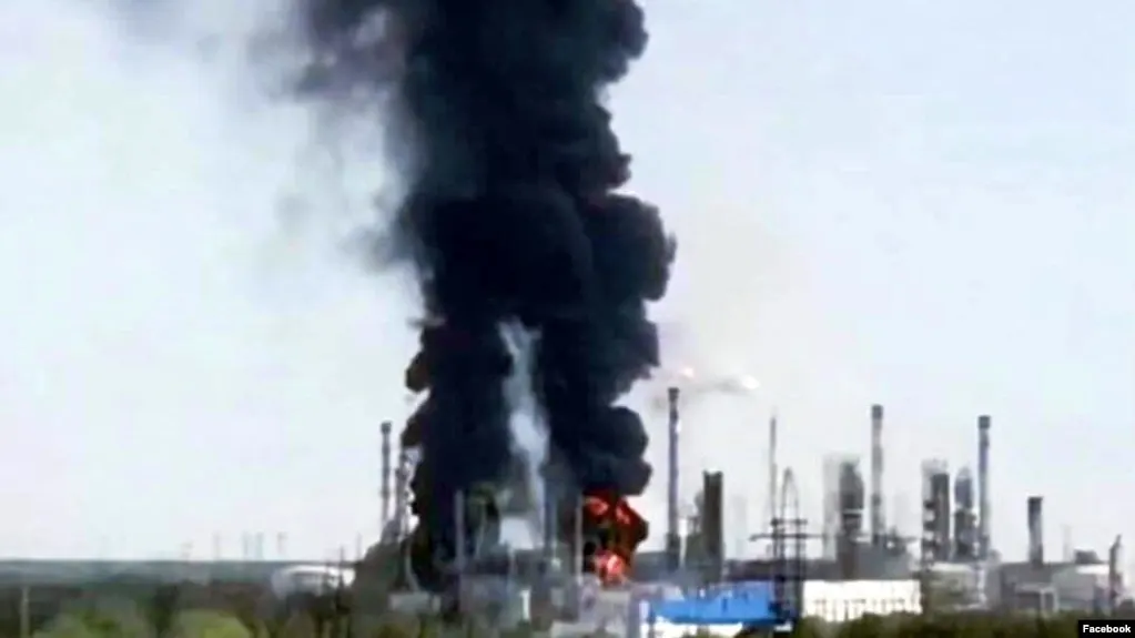 25 июля на Тюменском нефтеперерабатывающем заводе произошло возгорание после удара беспилотника. Предприятие приостановило переработку нефти, сроки возобновления работы пока не сообщаются; аналитики указывают на масштабное снижение переработки по стране.