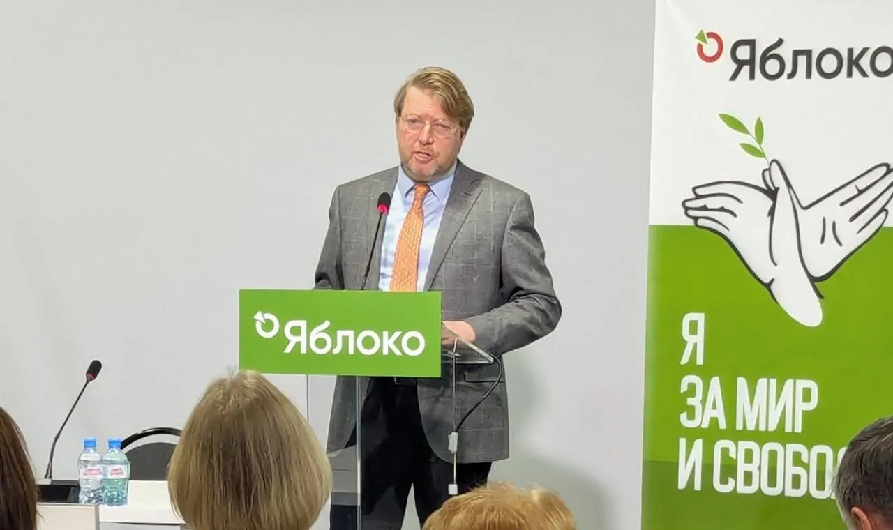 Суд оставил в силе штраф в отношении председателя партии «Яблоко» за публикацию с изображением политика; партия намерена обжаловать решение в Конституционном суде.