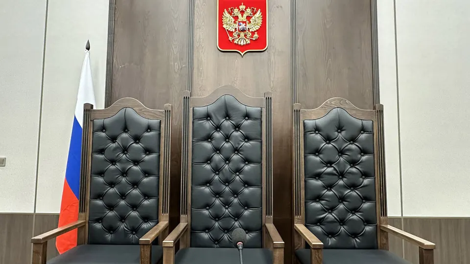 Правительственная комиссия одобрила законопроект, который смягчает требования к образованию для ряда должностей в аппаратах судов с целью сократить кадровый дефицит.