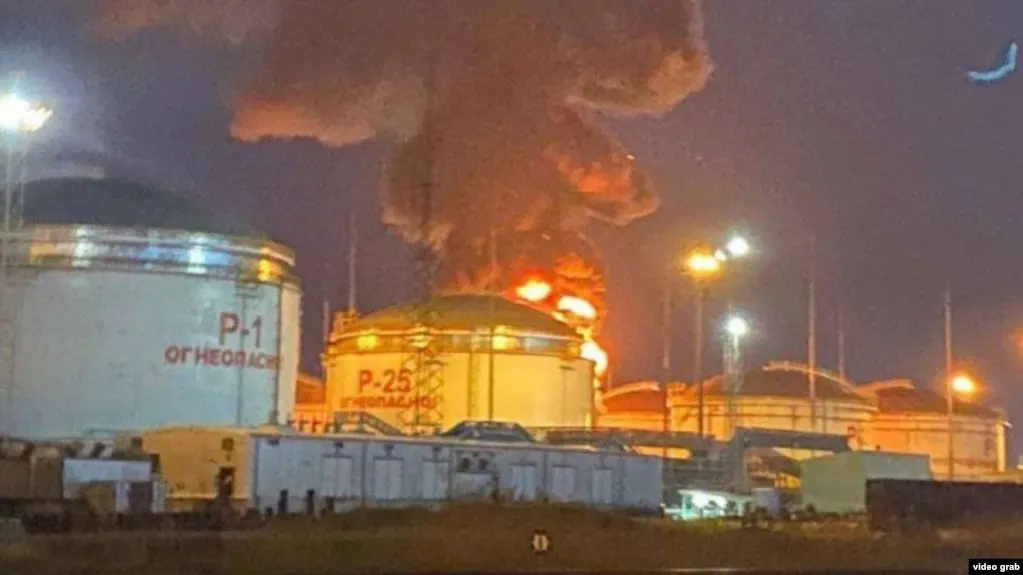 Спутниковые снимки зафиксировали нефтяное загрязнение в водах у порта Тамань в Краснодарском крае; площадь разлива достигает порядка 80 квадратных километров, официальные комментарии отсутствуют.