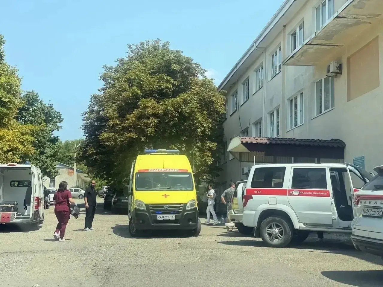 Пострадавшие перевезены в краевые больницы Краснодара; родственники погибших прибывают в Геленджик; психологи и социальные работники оказывают помощь.