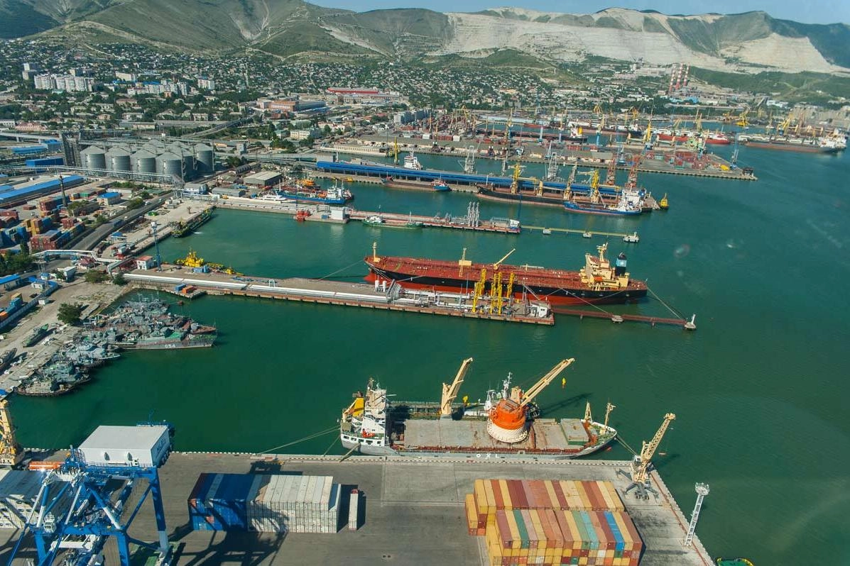 Морские перевозчики по маршруту Турция — Новороссийск вводят надбавки к фрахту из‑за военных рисков в Черном море. Часть маршрутов временно приостанавливаются, рынок переориентируется на Дальний Восток и железнодорожные пути.