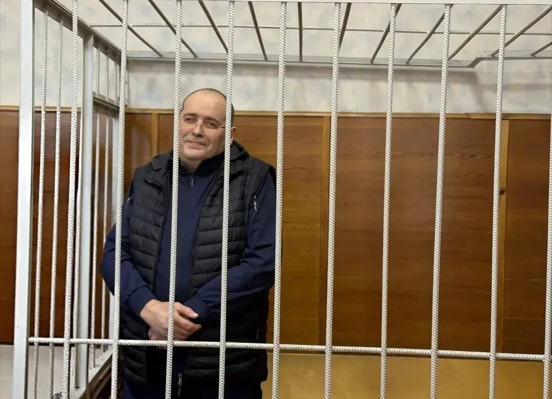 Суд вынес решение по делу о взятках: совокупный срок — 14 лет колонии, штраф почти 17 млн рублей; общая сумма взяток составила 4,41 млн рублей.
