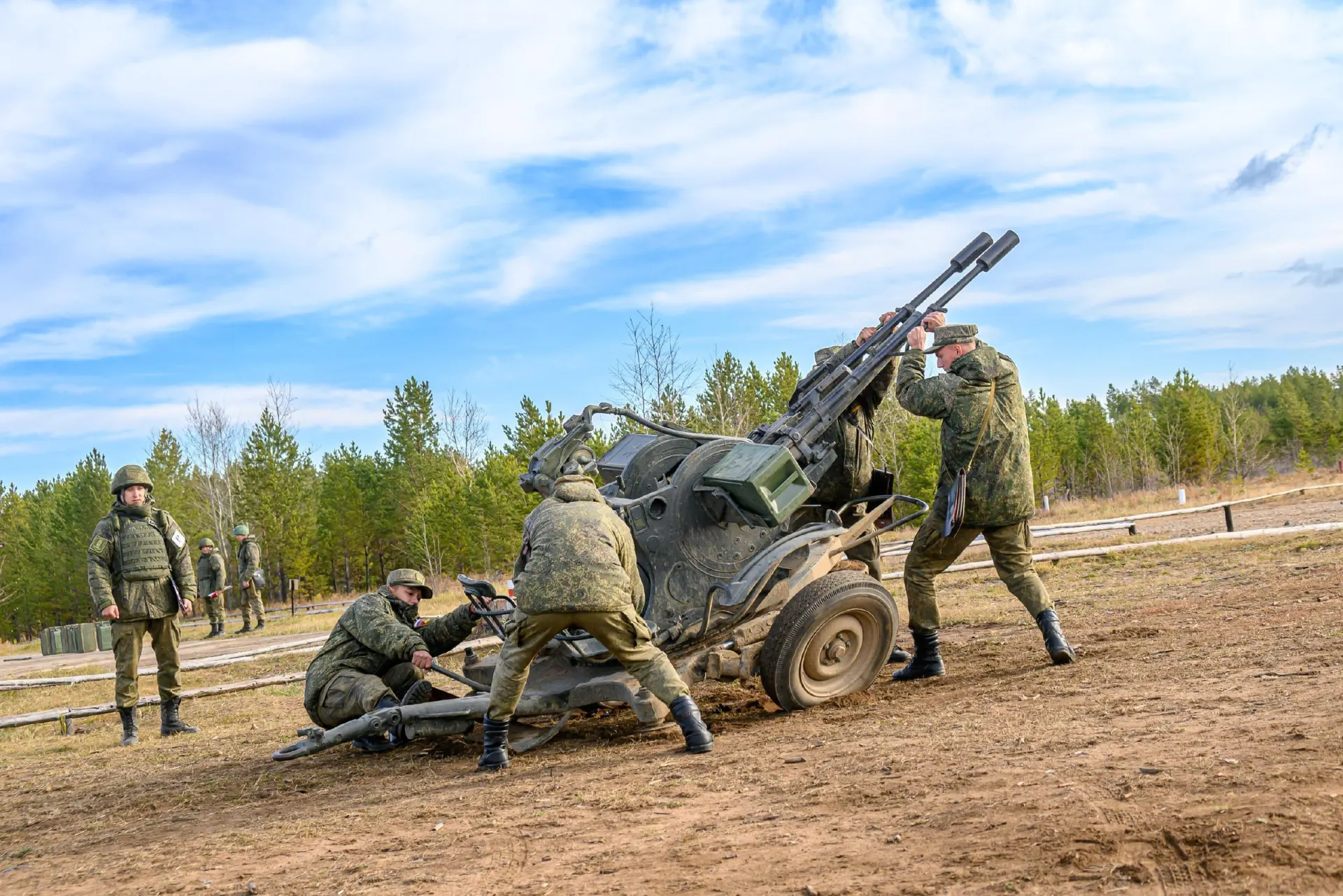 После подписания указа численность армии возрастёт на 15,5 тыс. человек, что повлияет на обороноспособность и кадровый потенциал.