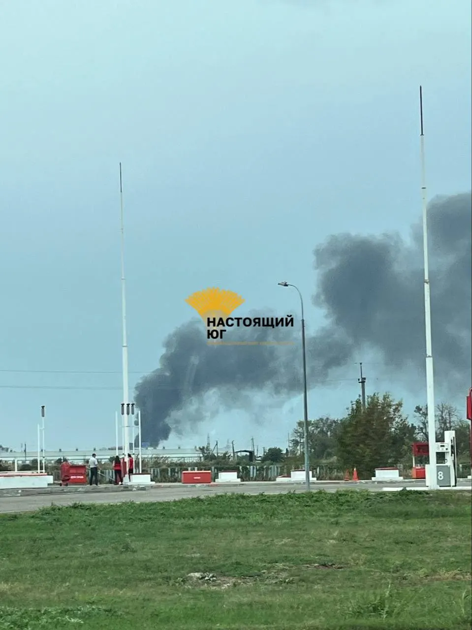 Пожар произошёл на нефтебазе во время демонтажа конструкций. Спасатели работают на месте, причины возгорания и пострадавшие уточняются.