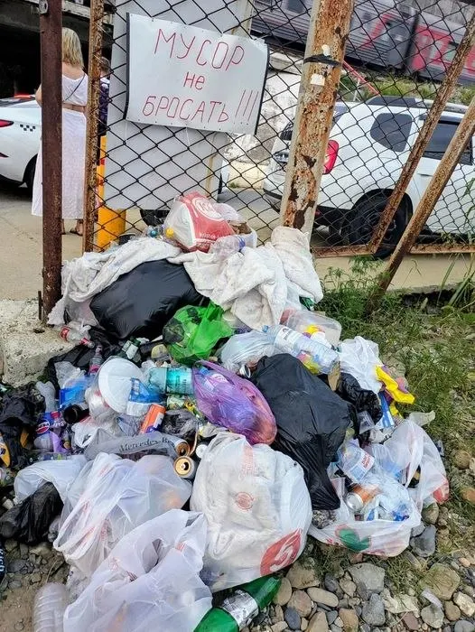 Глава экологического ведомства предлагает модернизировать полигоны и направлять часть мусора на переработку в соседний курорт, чтобы снизить затраты на утилизацию.
