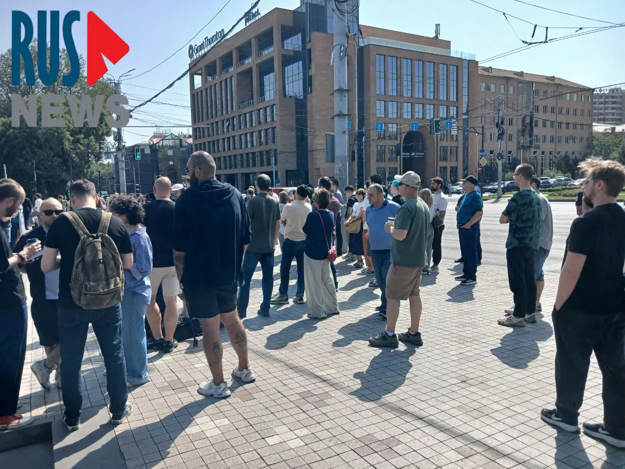 У посольства РФ в Ереване к 12:00 сформировалась длинная очередь из избирателей; рядом проходит митинг на примерно 100 человек.