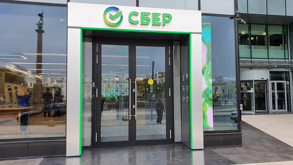 Крупнейший банк страны продолжает формировать резервы; экономическая активность замедляется; риски в корпоративном и ипотечном портфелях растут. Аналитики ожидают ухудшения в четвертом квартале.