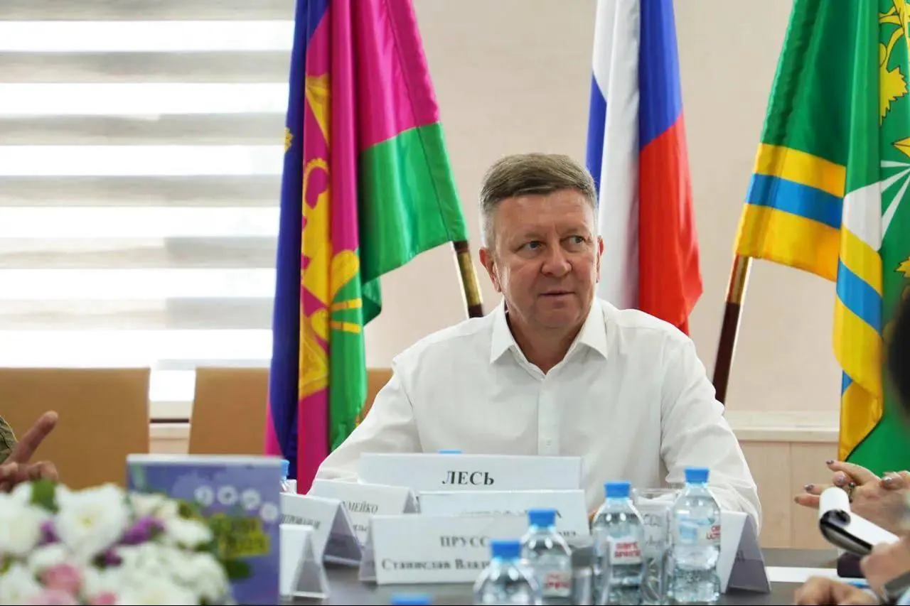 Экс-главу Крымского района обвиняют в злоупотреблении должностными полномочиями: 13 земельных участков переданы по заниженной цене без торгов; ущерб бюджету — свыше 69 млн рублей.