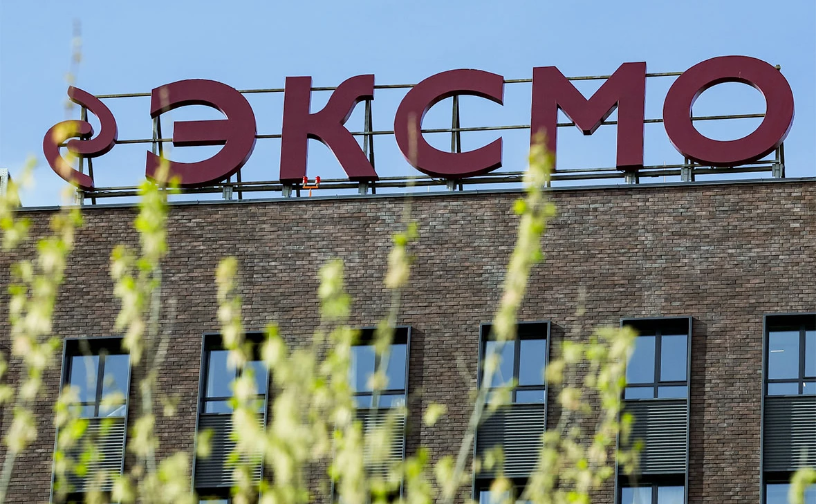 Бывший директор Popcorn Books, Дмитрий Протопопов, пошёл на досудебное соглашение с прокуратурой по делу об «экстремистской организации», тогда как трое его бывших коллег уже больше года находятся под домашним арестом и рискуют получить до 12 лет лишения свободы.