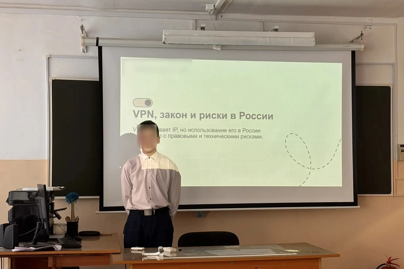В разных регионах России школы начали проводить специальные уроки и беседы о рисках использования VPN-сервисов, утечке персональных данных и юридической ответственности за действия в интернете.