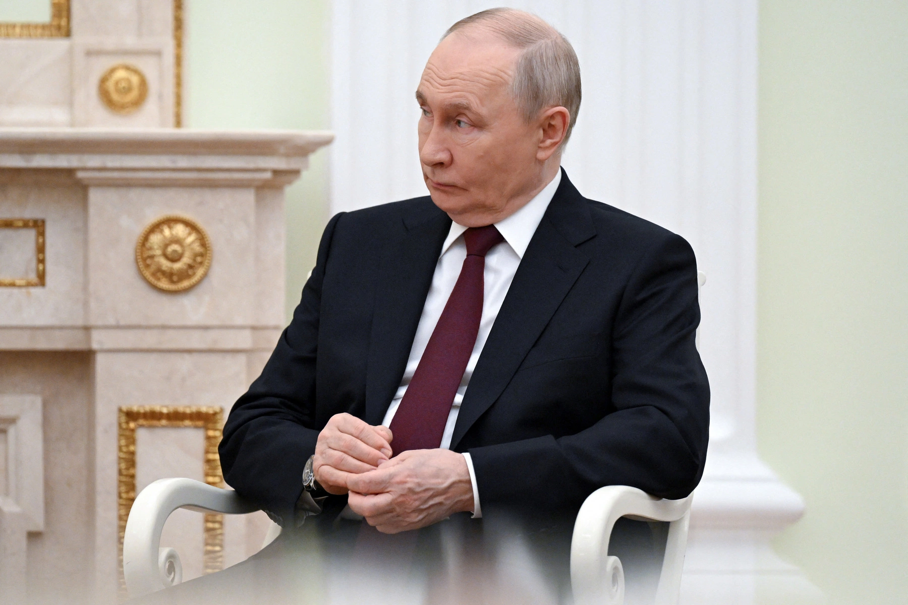 Мониторинг показал сотни однотипных комментариев провластных ботов под постами о снижении рейтинга Владимира Путина и обсуждении блокировок интернета. Аккаунты пытаются представить падение показателей как «сезонную динамику» и одновременно продвигать оправдание ограничений в сети на фоне кампании в Госдуму.