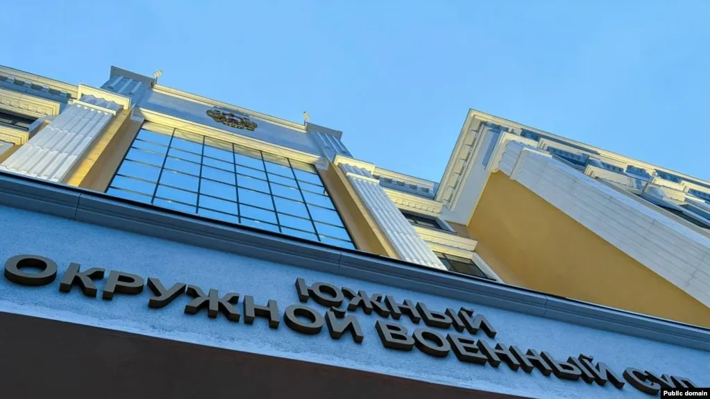 Южный окружной военный суд приговорил трёх молодых людей к срокам от восьми до десяти лет лишения свободы по делу о подготовке поджога военкоматов в Ростове-на-Дону. Осуждённые проведут первые три года в тюрьме, затем — в колонии строгого режима.