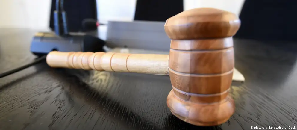 Советский районный суд Воронежа назначил 24‑летнему Роману Мальцеву год исправительных работ за фотографию, на которой следствие усмотрело символику так называемого «Международного движения сатанизма». Дело опиралось на рапорт Центра по противодействию экстремизму; ранее Верховный суд признал подобное «движение» экстремистским.