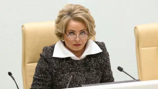 Спикер Совета Федерации Валентина Матвиенко назвала «обезлюдивание территорий» стратегической угрозой и предложила россиянам вместо жизни в мегаполисах строить по стране просторные дома, заводить многодетные семьи и массово высаживать цветы во дворах, несмотря на продолжающееся падение рождаемости до минимальных значений за многие десятилетия.