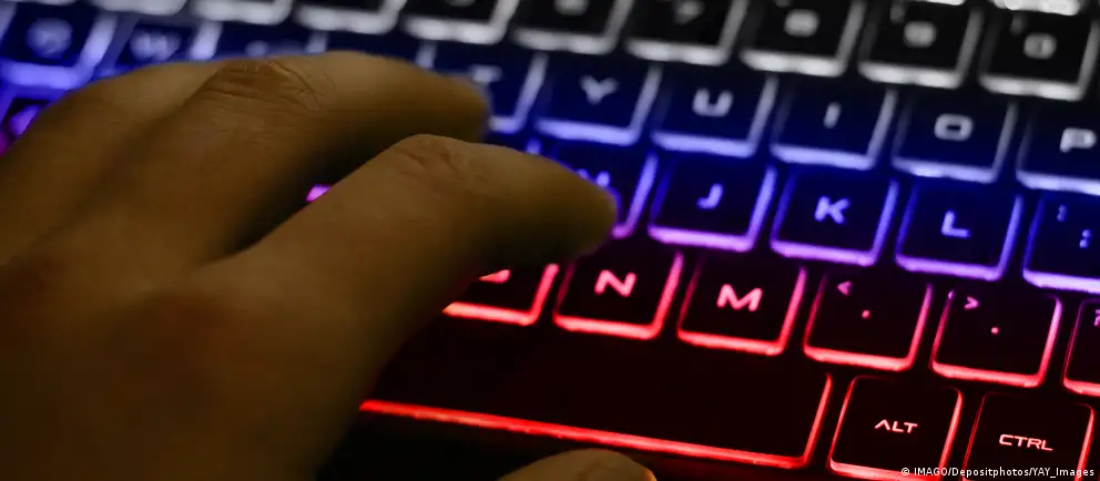 Минцифры предлагает приравнять использование VPN для доступа к запрещённым ресурсам к международному трафику и ввести плату преимущественно для мобильных сетей; операторы могут начать фильтровать такой трафик или повышать цены.