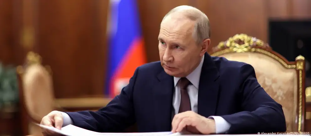 Президент России подписал закон, который освобождает власти от проверки сделок чиновников и их семей, совершенных до поступления на госдолжность или регистрации брака, а также меняет порядок декларирования доходов госслужащих.