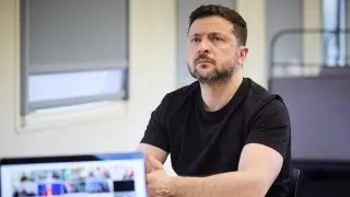 Президент Украины Владимир Зеленский считает, что усиление блокировок интернета и мессенджеров в России связано с подготовкой к масштабной мобилизации и возможному новому наступлению на Украину, а также с проверкой реакции НАТО через потенциальную операцию в одной из стран Балтии.