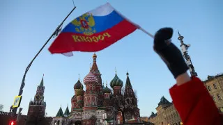 На фоне падения ВВП, снижения спроса и роста налогов объем просроченных долгов между компаниями в России поднялся до рекордных 8,2 трлн рублей — почти 4% ВВП, что уже рассматривается экспертами как полноценный кризис неплатежей.