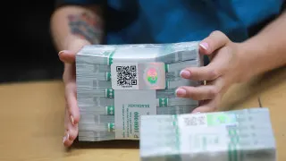 За одну неделю объём наличных в обращении вырос почти на четверть триллиона рублей: люди снимают деньги из-за отключений мобильного интернета, блокировок карт и планов усилить контроль за переводами на банковские карты.