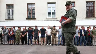 Минобороны подготовило поправки к закону о статусе военнослужащих, позволяющие проводить проверку на алкогольное опьянение прямо в воинских частях с помощью экспресс-тестов, без обязательной доставки в медучреждение.
