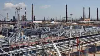 Новокуйбышевский, Туапсинский, Нижегородский, Саратовский и Киришский нефтеперерабатывающие заводы частично или полностью остановили работу после серии ударов беспилотников по инфраструктуре, что отразилось на приеме нефти и выпуске топлива.