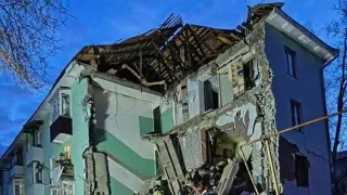 В Сызрани один из украинских беспилотников попал в многоэтажный жилой дом, частично обрушив подъезд. Спасатели извлекли из-под завалов 11 человек, среди них двое детей. Ночью системы ПВО сообщили о перехвате более 150 дронов над несколькими регионами России.