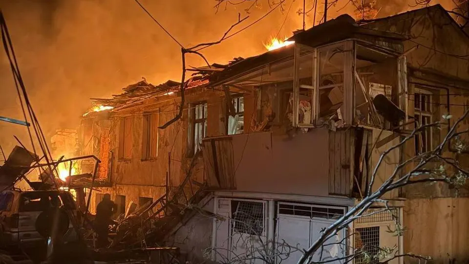 В ночь на 24 апреля российские беспилотники атаковали Одессу, повредив два жилых дома. Погибли два человека, не менее 15 получили ранения, десятки жильцов эвакуированы.