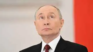 Владимир Путин сравнил нынешнюю ситуацию с годами Великой Отечественной войны, заявил о необходимости «работы на фронт» всей страны и пообещал достижение целей СВО, в то время как эксперты предупреждают о подготовке к новой волне частичной мобилизации.