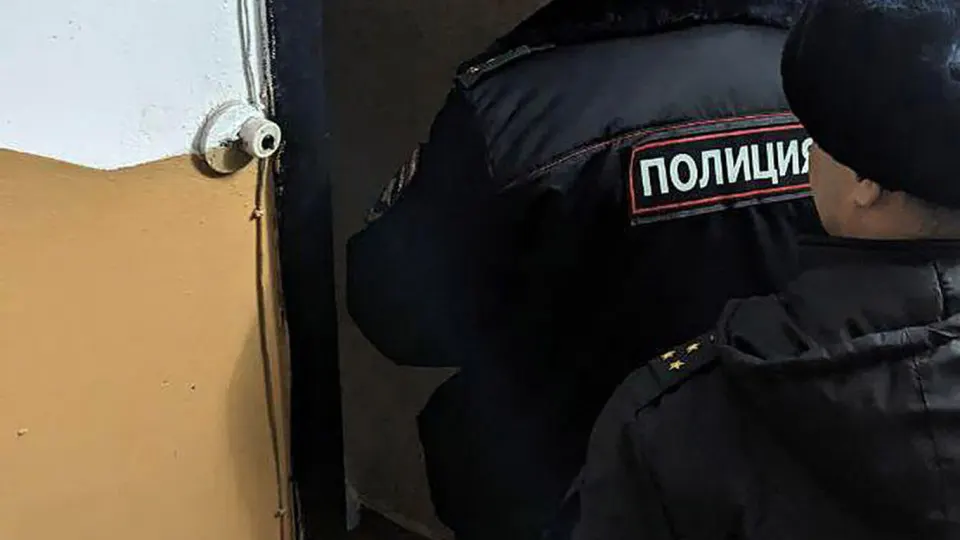 Двое молодых людей оставили у дверей квартир трёх сотрудников Роскомнадзора молотки со следами бурой жидкости. ФСБ задержала подозреваемых, по факту возбуждено уголовное дело о хулиганстве. Инцидент произошёл на фоне масштабной блокировки Telegram и резкого роста скачиваний VPN в России.