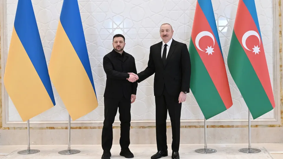 Президенты Украины и Азербайджана на встрече в Габале подтвердили взаимную поддержку территориальной целостности, договорились о развитии совместного оборонно‑промышленного производства и обсудили перспективы проведения новых трехсторонних переговоров по урегулированию конфликта с Россией.