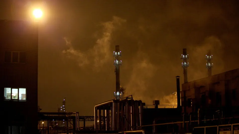 Рязанский и Московский нефтеперерабатывающие заводы приостановили переработку в середине мая; их простои усилили снижение переработки нефти в России до минимума с 2009 года.
