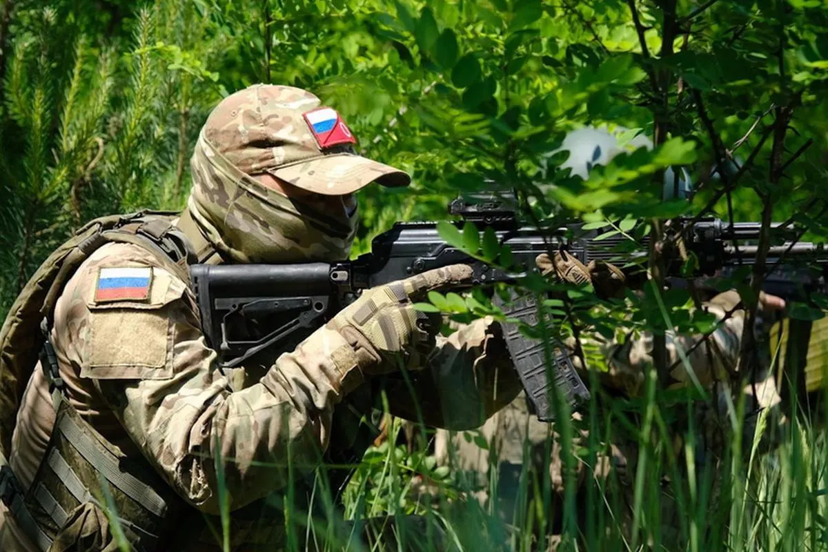 Институт по изучению войны (ISW) считает, что территориальные требования Москвы не соответствуют ситуации на фронте: темпы продвижения РФ невелики, а украинские укрепления и контратаки ставят под сомнение возможность полного захвата Донбасса.
