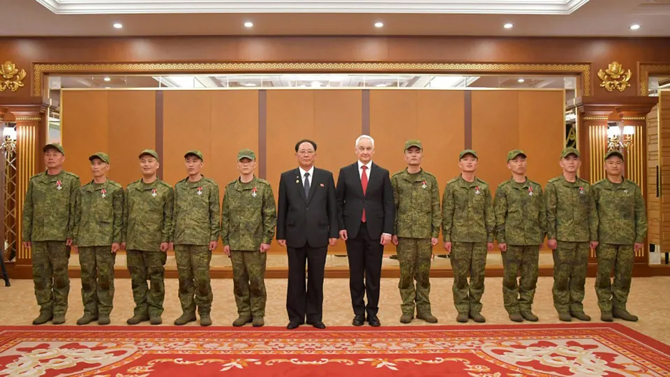 На фотографиях из недавно открытого в Пхеньяне военного музея запечатлено вручение российских государственных наград северокорейским военнослужащим, которым в подписи приписывают участие в операции в Курской области. О данной церемонии ранее не сообщалось официально.