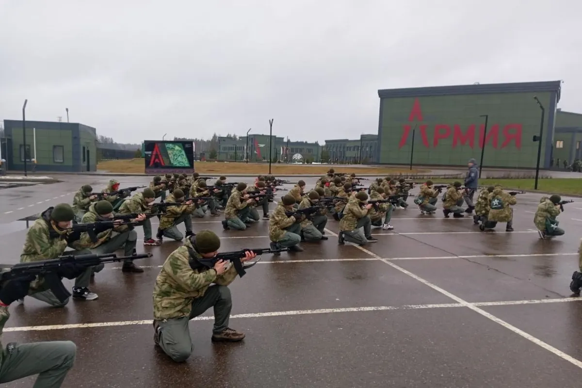За последние пять лет из бюджета на создание и работу центров «Авангард» и «Воин» направлено не менее 50 млрд рублей. В этих лагерях проходят обязательные военные сборы для школьников с элементами строевой подготовки, стрельб и патриотического воспитания.