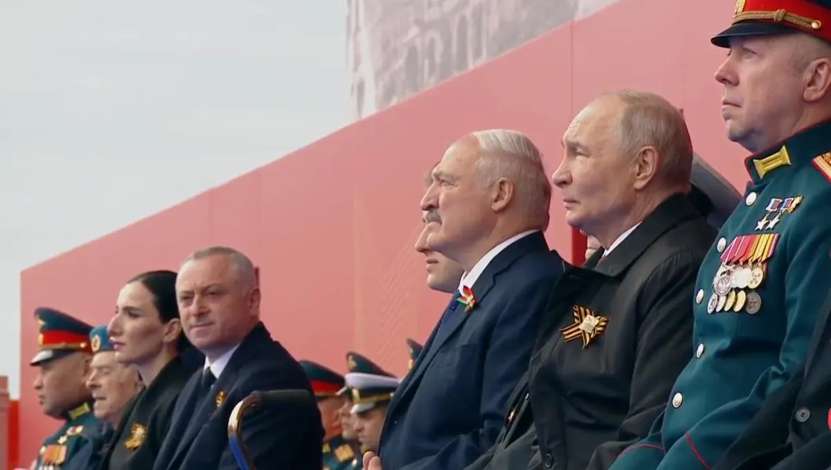 Во время московского парада президент назвал День Победы «священным праздником», подчеркнул вклад советского народа в разгром нацизма и связал подвиг поколений с действиями современных военнослужащих. На трибуне рядом с ветераном впервые разместили участника «СВО».