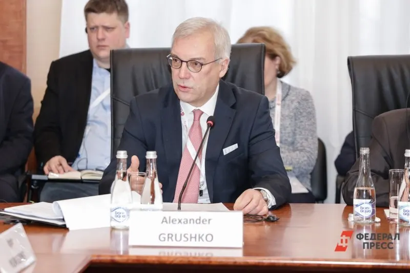 Замминистра иностранных дел Александр Грушко заявил, что попытки блокировать или применять силу против Калининградской области приведут к тяжёлым последствиям для альянса. По его словам, риск захвата региона нулевой, а военная активность в Балтийском море растёт.
