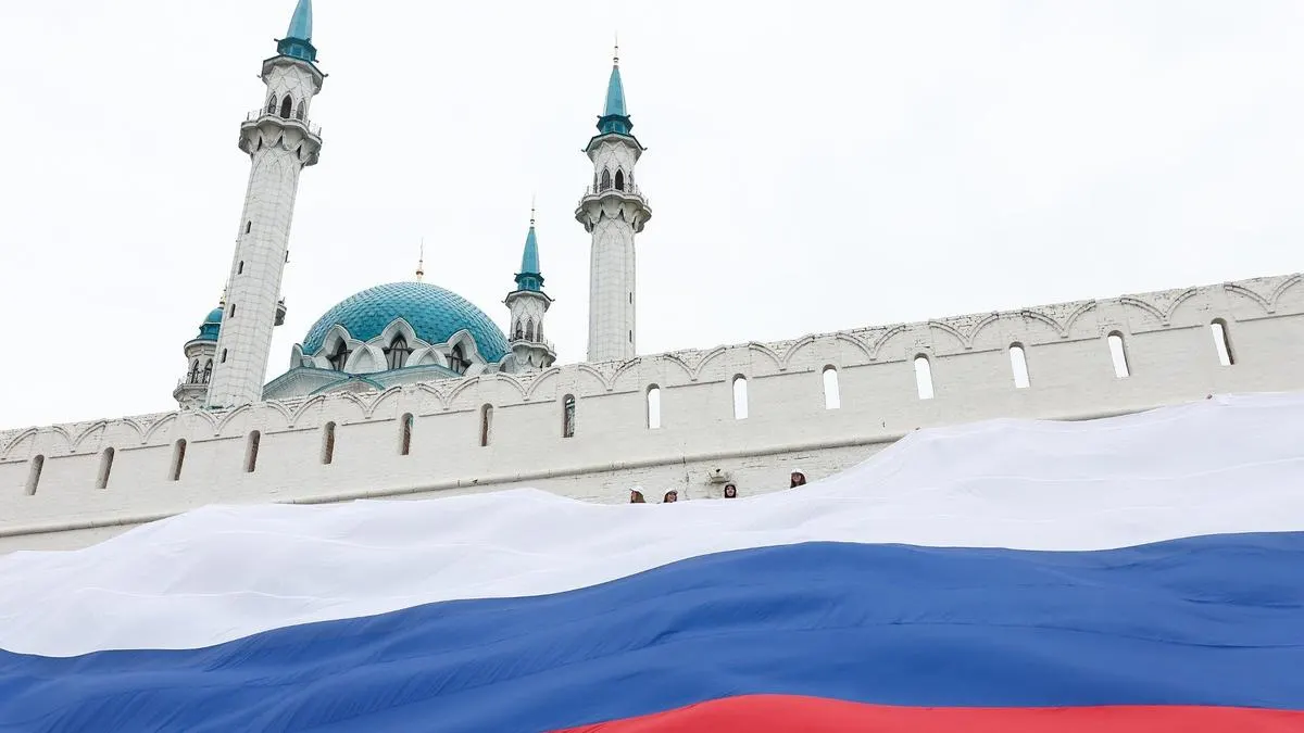 Поправки к КоАП предложат квалифицировать за рубежом ряд «преступлений против интересов РФ», в том числе нарушения режима иноагента, призывы к терроризму и экстремизму, злоупотребление СМИ и отождествление СССР с нацизмом; также предлагают арест имущества релокантов. Инициатива внесена Госсоветом Татарстана.