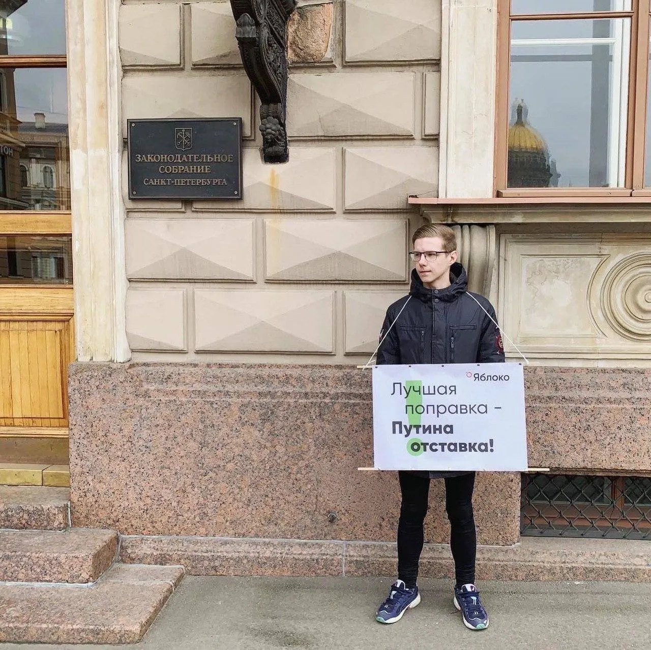 Журналиста объявили в розыск; точная уголовная статья пока не названа. Ранее против него были выписаны административные штрафы по делу об «иностранных агентах» и за «ЛГБТ‑пропаганду».