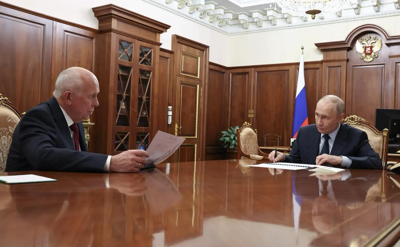 Глава Ростеха доложил президенту о задержках в производстве пассажирских самолётов: серийный запуск МС‑21 и «Суперджета‑100» ожидается не раньше следующего года, а планы на 2030‑й пересматриваются.