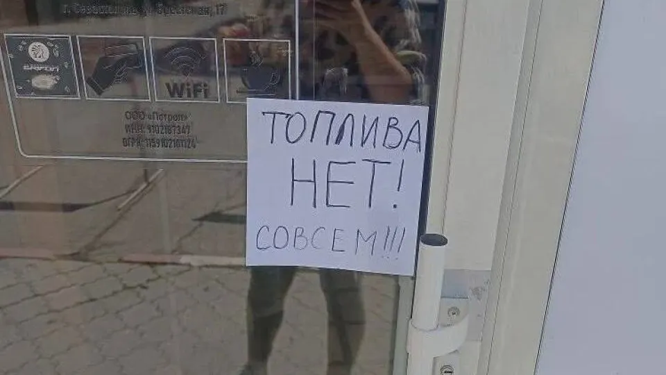 С 31 мая в Крыму вводятся талоны на бензин АИ‑95 и ограничение продаж АИ‑92 до 20 литров на одно транспортное средство; власти обещают нормализовать снабжение в течение 30 дней.