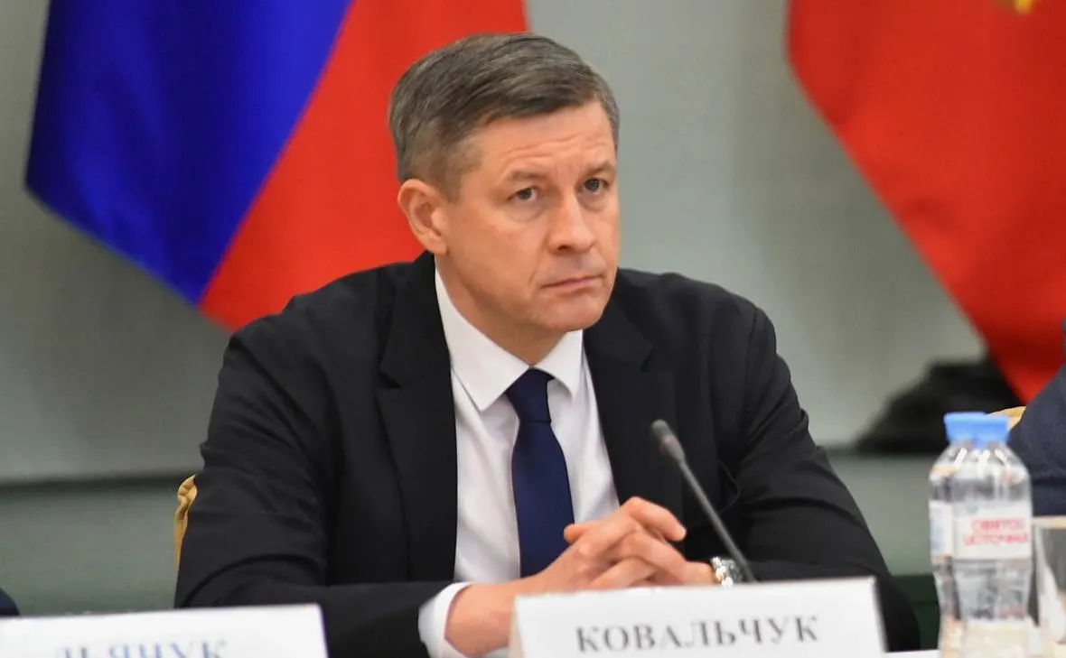 Временно исполняющий обязанности губернатора Егор Ковальчук подписал указ об отставке регионального правительства. Новый состав пока не назначен. Ранее президент подписал указы об отставке губернаторов обеих областей.