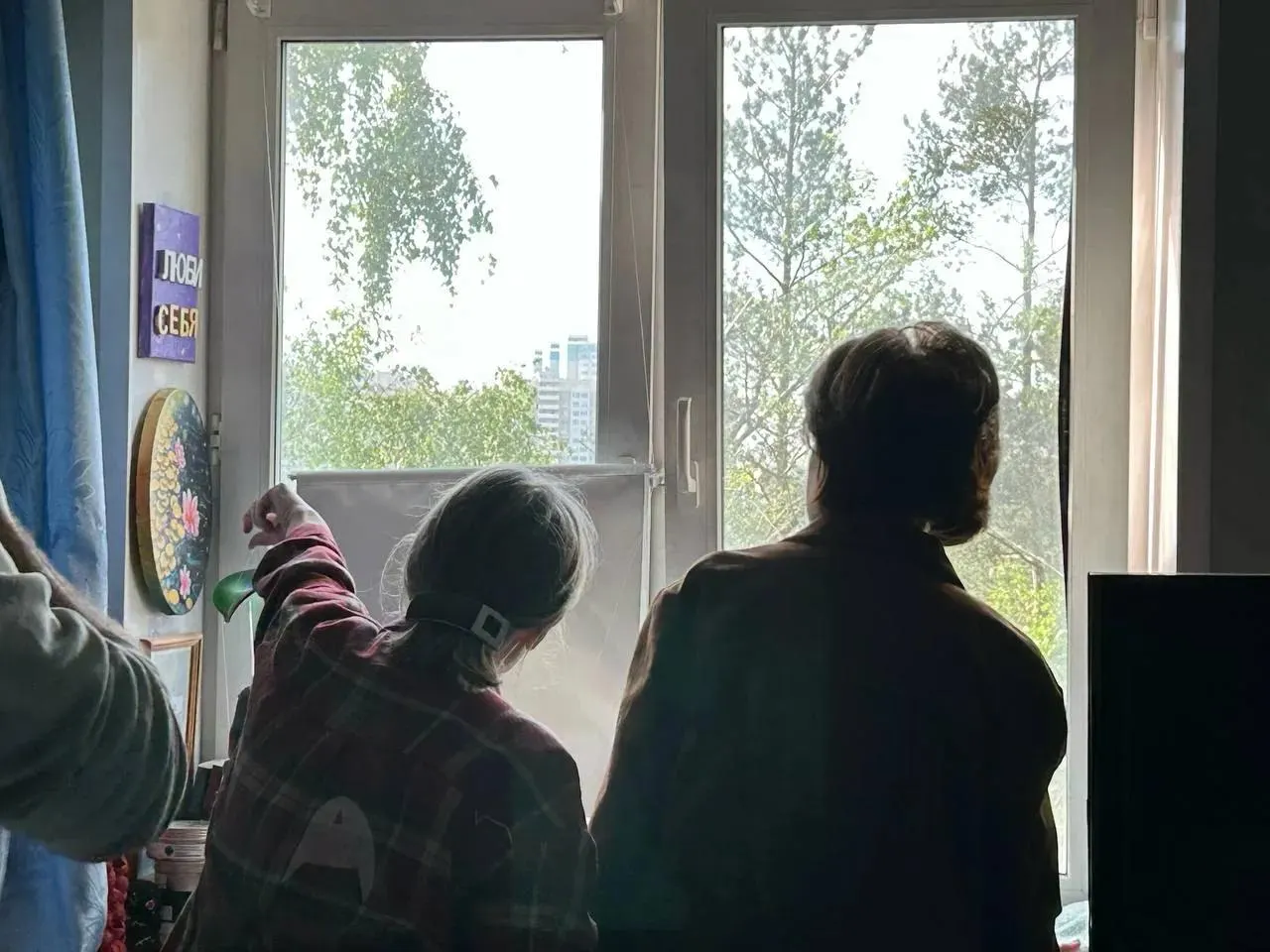 В результате ночной атаки беспилотников в Московской области один человек погиб, есть пострадавшие; в нескольких населённых пунктах зарегистрированы пожары и разрушения. Обломки упали в районе Шереметьево, вылеты задержаны.