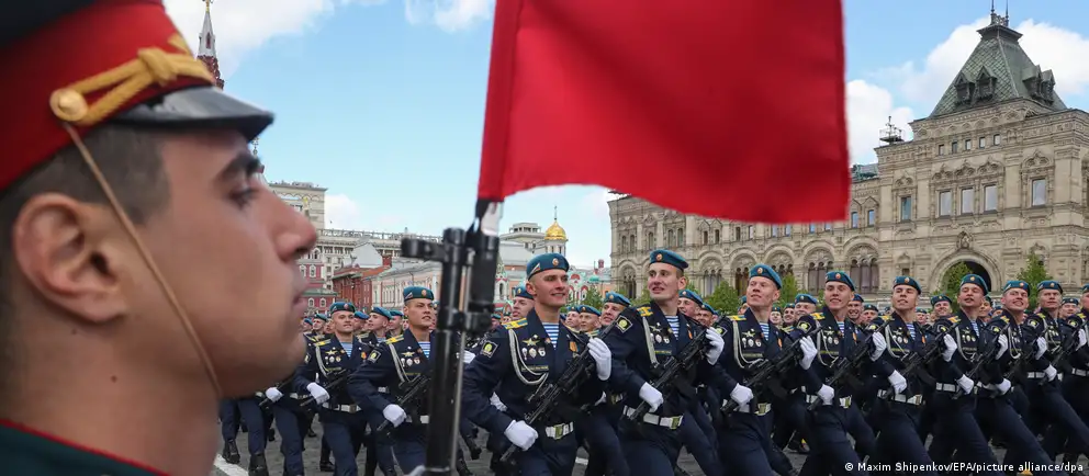 Власти решили сократить или отменить часть мероприятий 9 мая: в ряде городов не будет военной техники и салютов. Эксперты обсуждают причины и возможные политические последствия перед выборами.